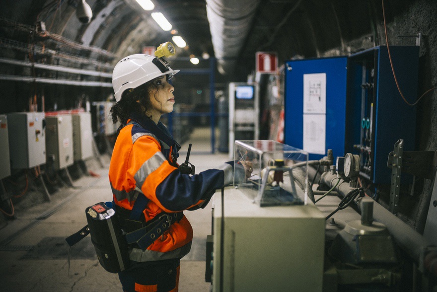 scientifique-dans-le-laboratoire-souterrain_45375739974_o.jpg visual of a scientist in an underground laboratory