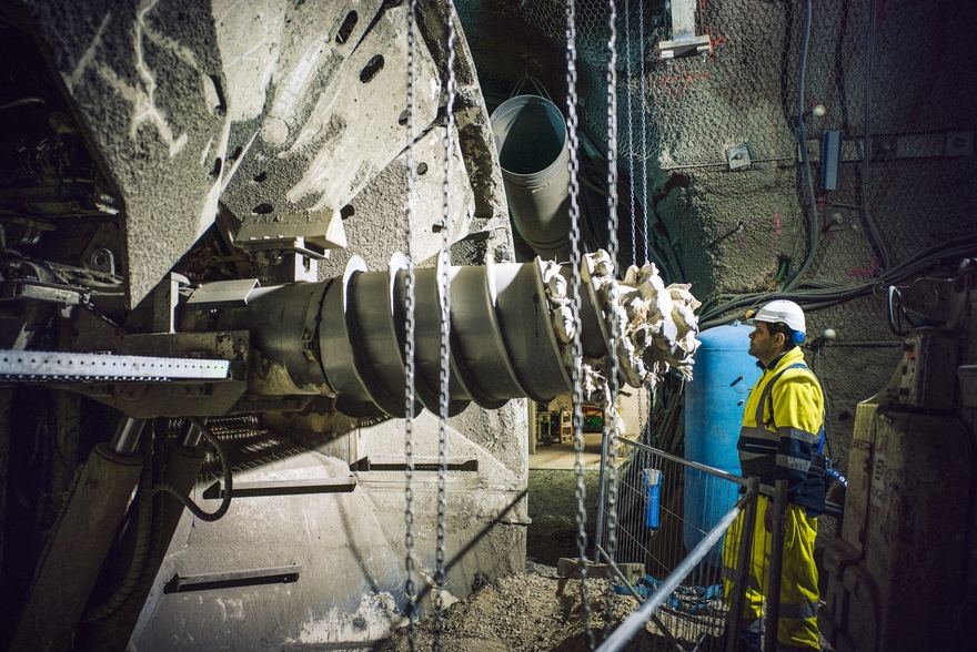 scientifique-devant-une-tte-foreuse-dans-une-galerie-du-laboratoire-souterrain_45375740534_o.jpg visual of a worker and a drill