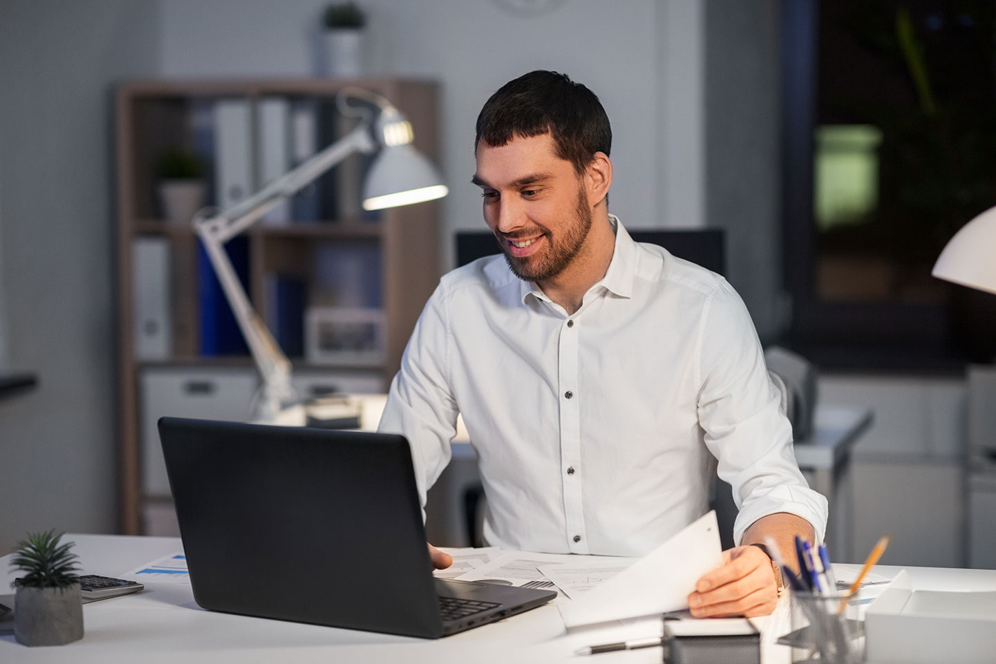 homme devant son ordinateur à son bureau homme devant son ordinateur à son bureau