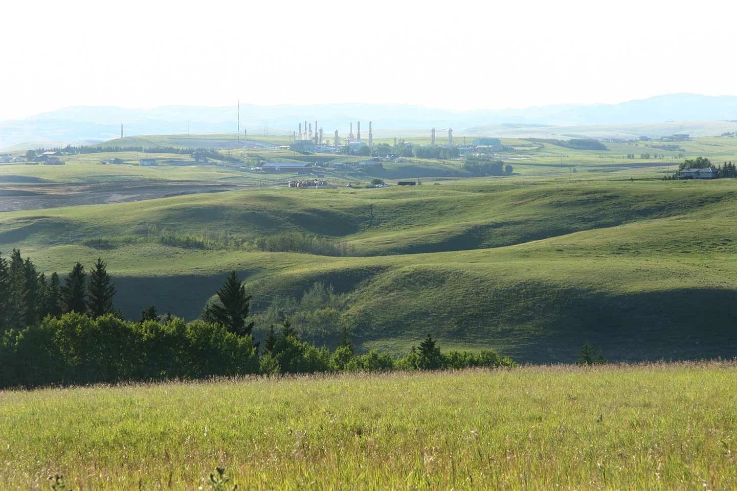 Paysage de campagne avec une usine en arrière plan Paysage de campagne avec une usine en arrière plan