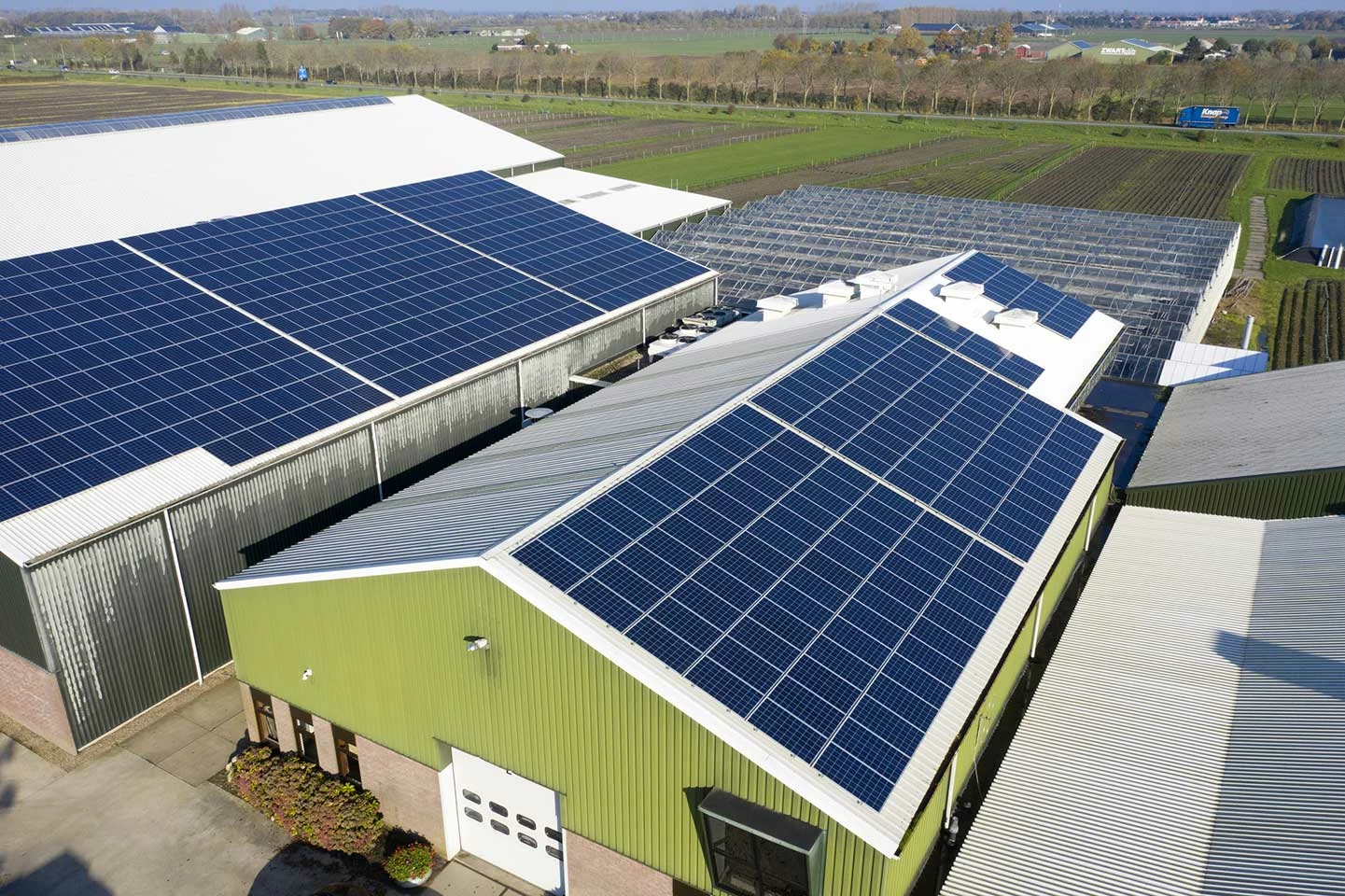 Panneaux solaires sur le toit d'un entrepôt Panneaux solaires sur le toit d'un entrepôt