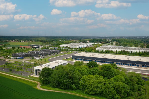 Vue aérienne d'usines et entrepôts