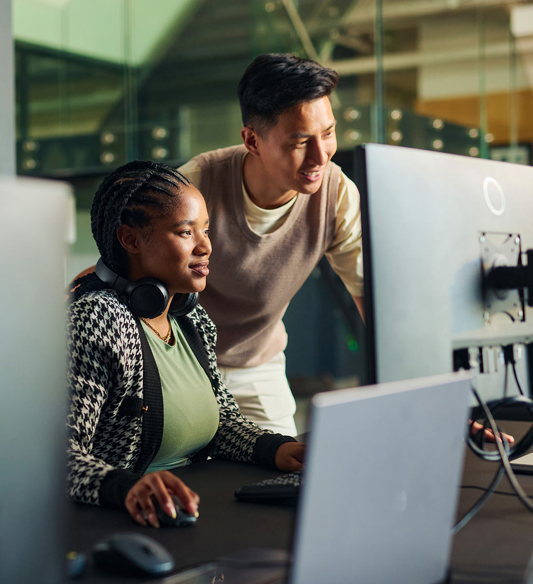 un homme et une femme au bureau, devant un ordinateur