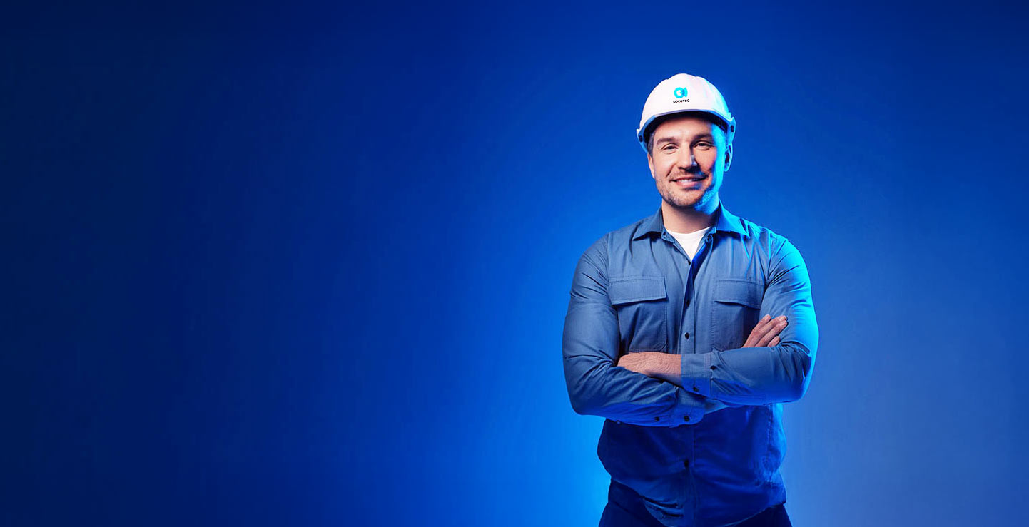 homme-casque-chemise-bleue