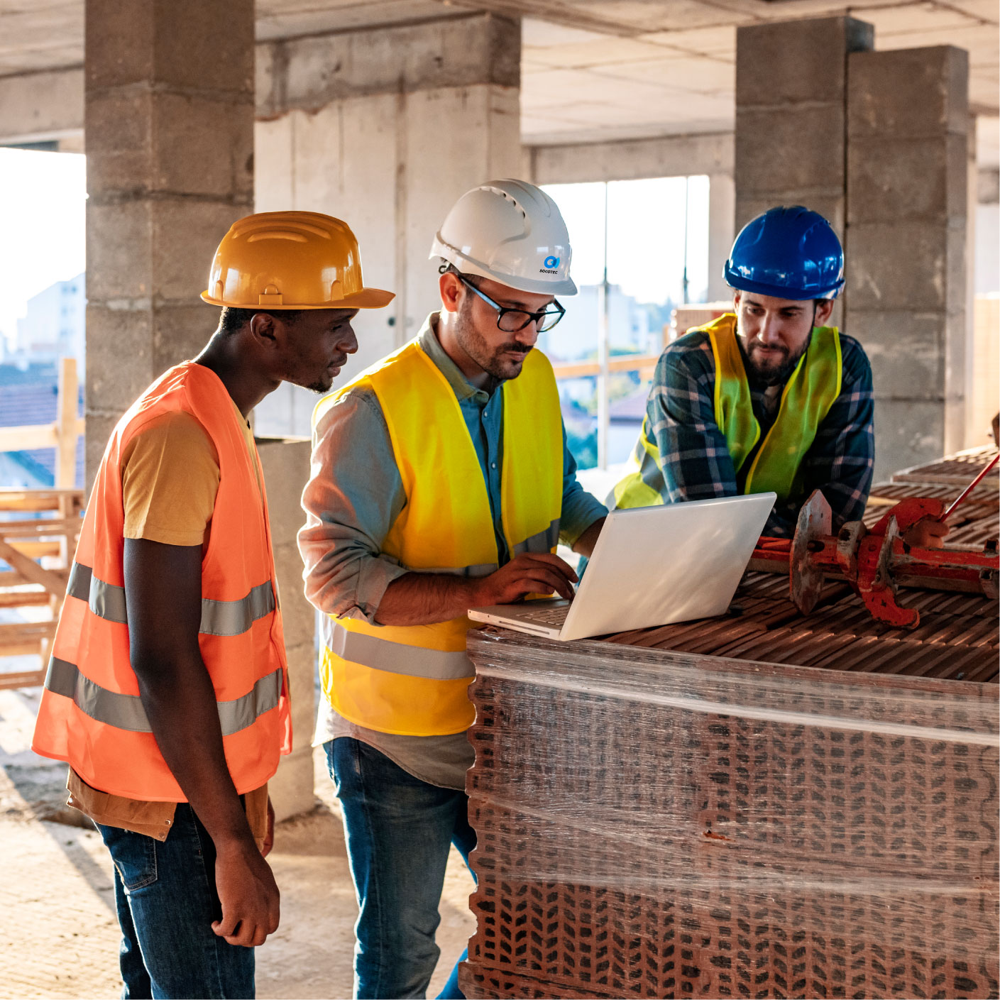 Collaborateurs sur un chantier regardent un ordinateur