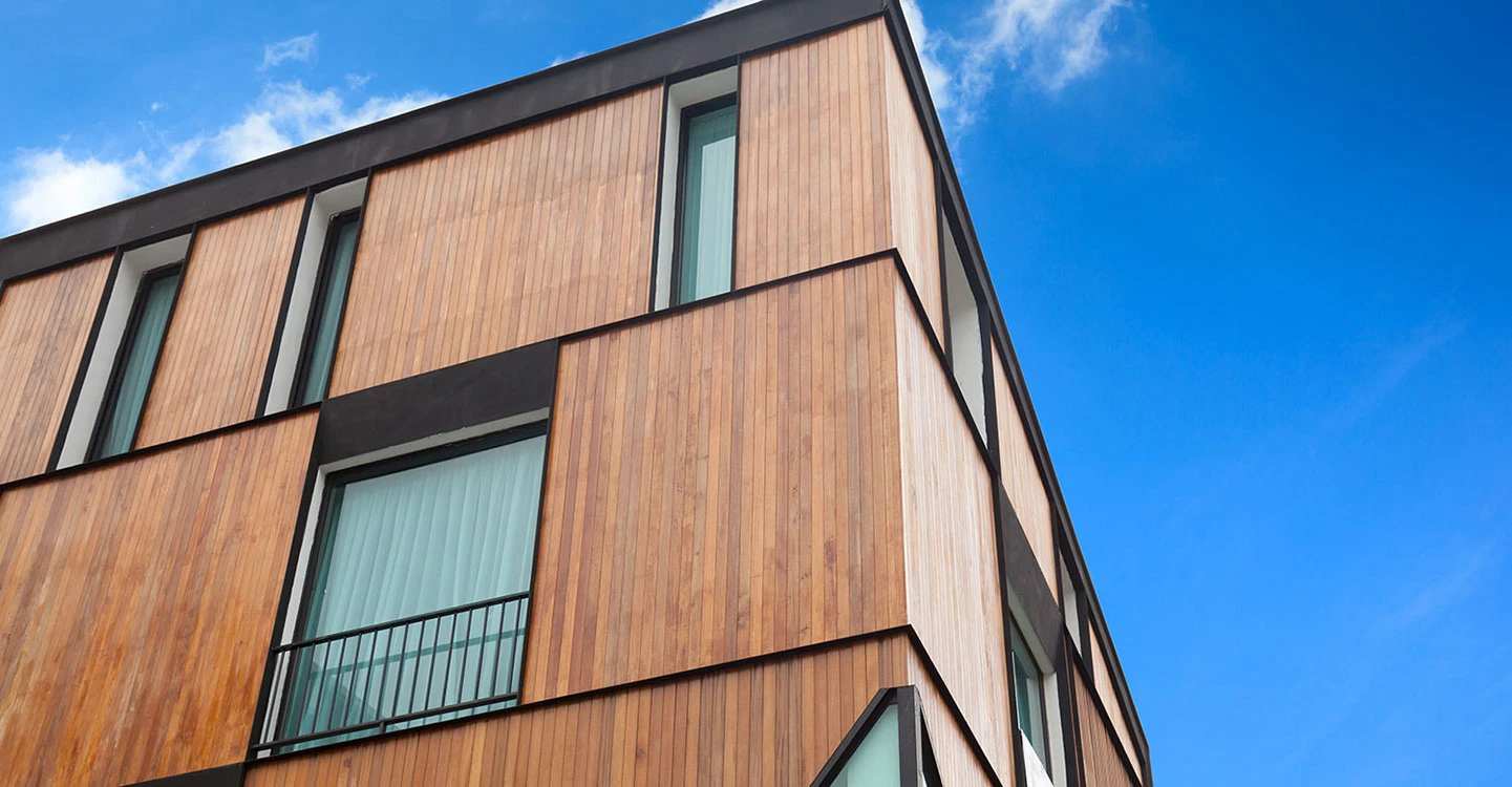 Façade d'une construction en bois