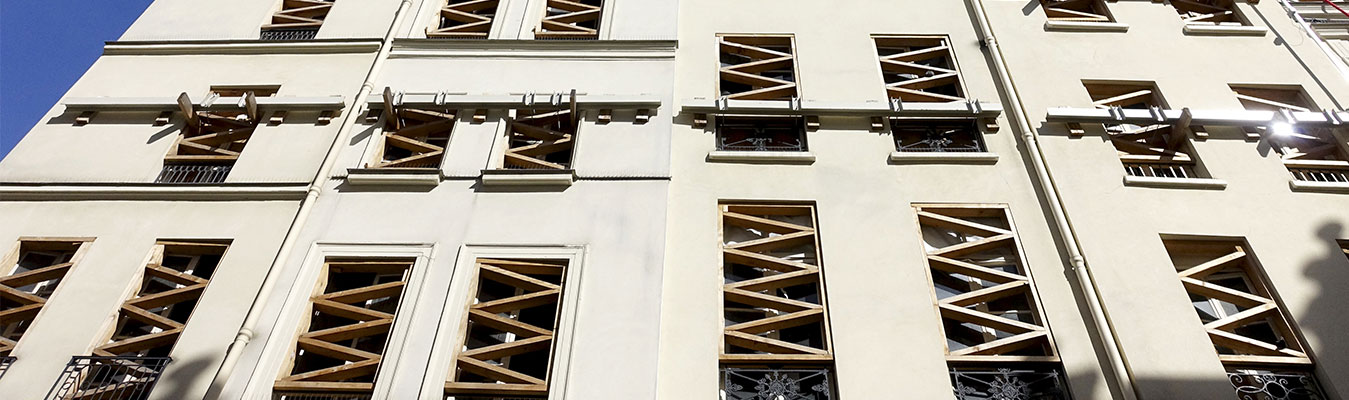 Immeuble d'habitation en avec des renforts de structure