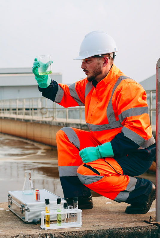 Prélèvement pour analyse de l'eau d'une station d'épuration