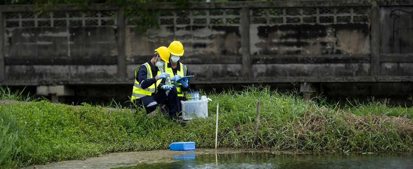 Prélèvement d'eau pour analyse
