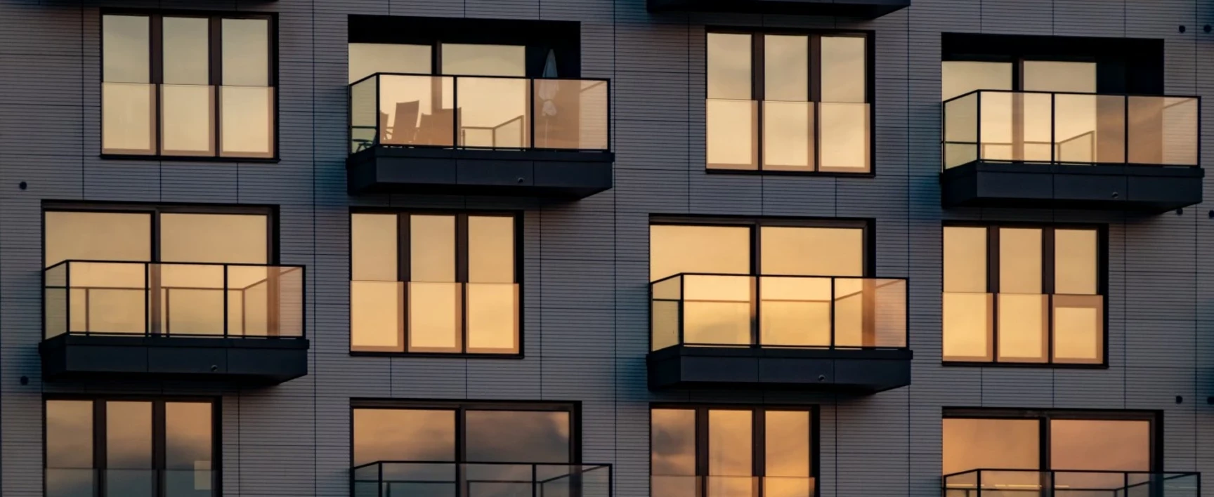 balcon moderne avec couché de soleil
