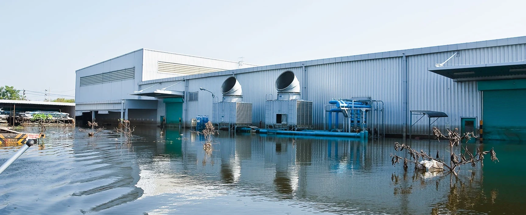 Inondation autour d'un bâtiment industriel
