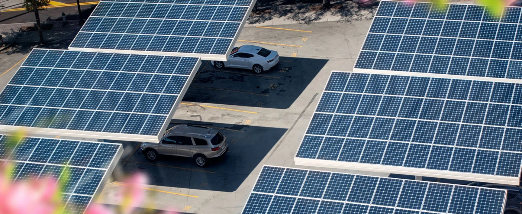 Parking avec panneaux photovoltaïques en ombrière