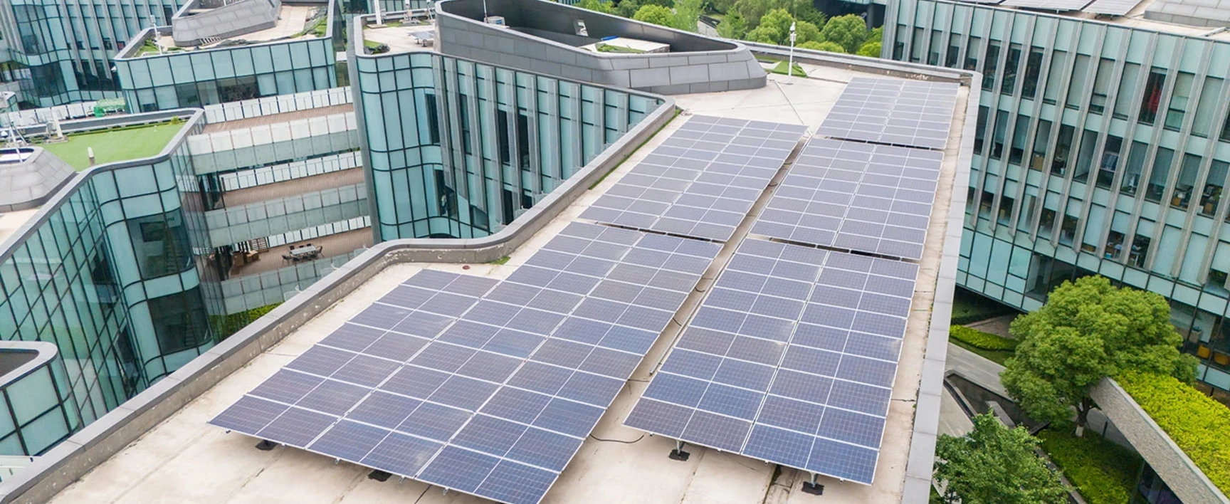 Panneaux photovoltaïques sur le toit d'un immeuble de bureaux
