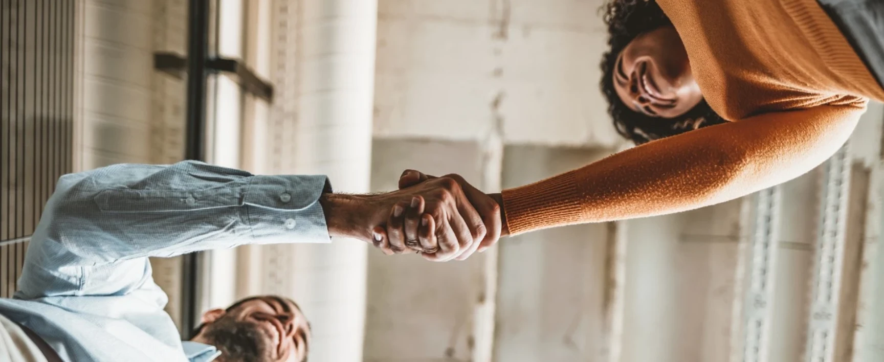 deux personnes se serrent la main