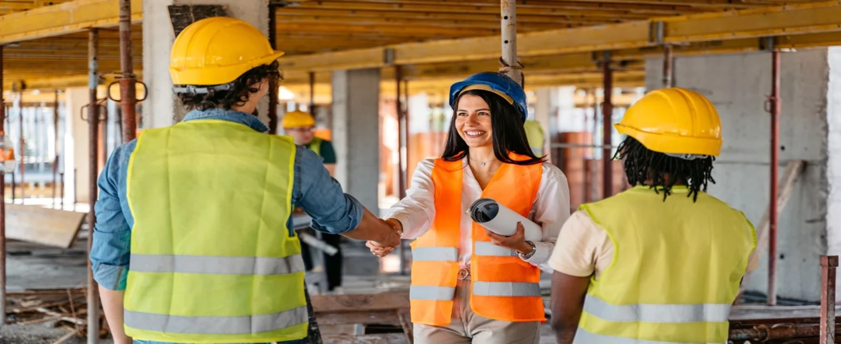Collaborateurs sur chantier avec epi