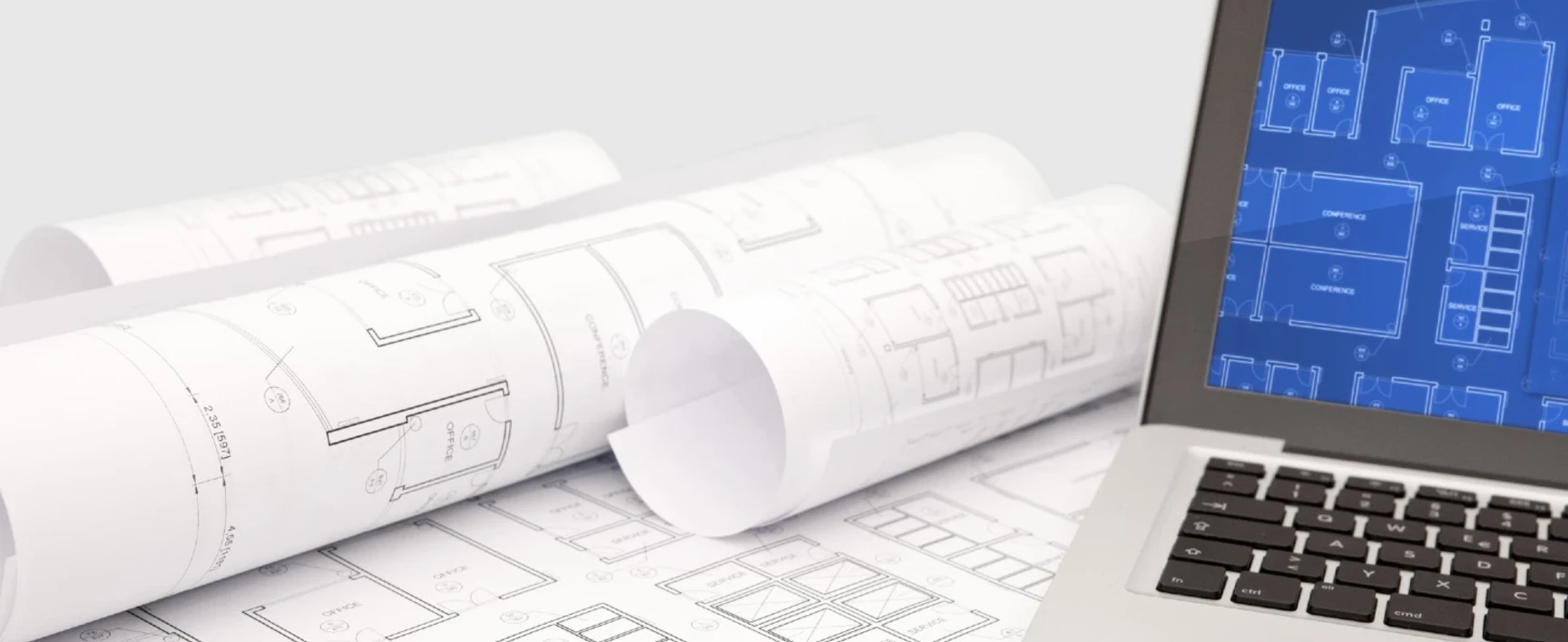 Plans à côté d'un ordinateur portable