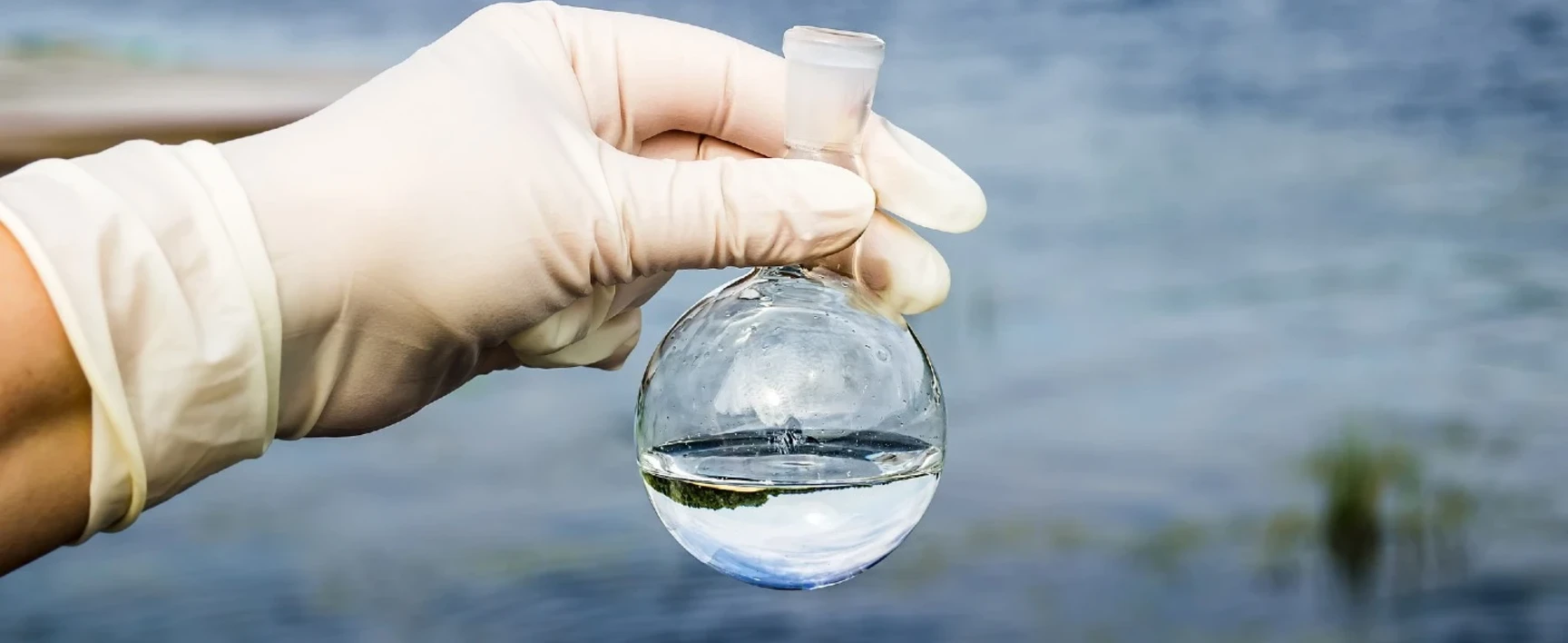Prélèvement d'eau pour analyse