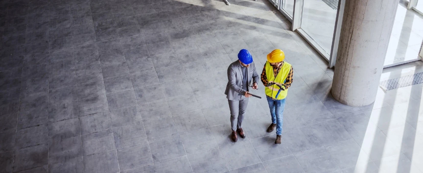 Un homme en costume et un ouvrier discutent