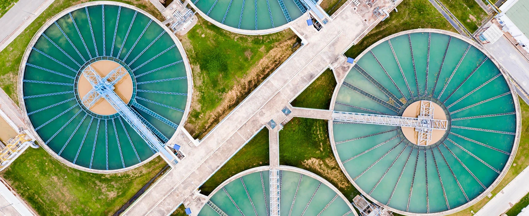 réservoir d'eau dans une station d'épuration, vue aérienne