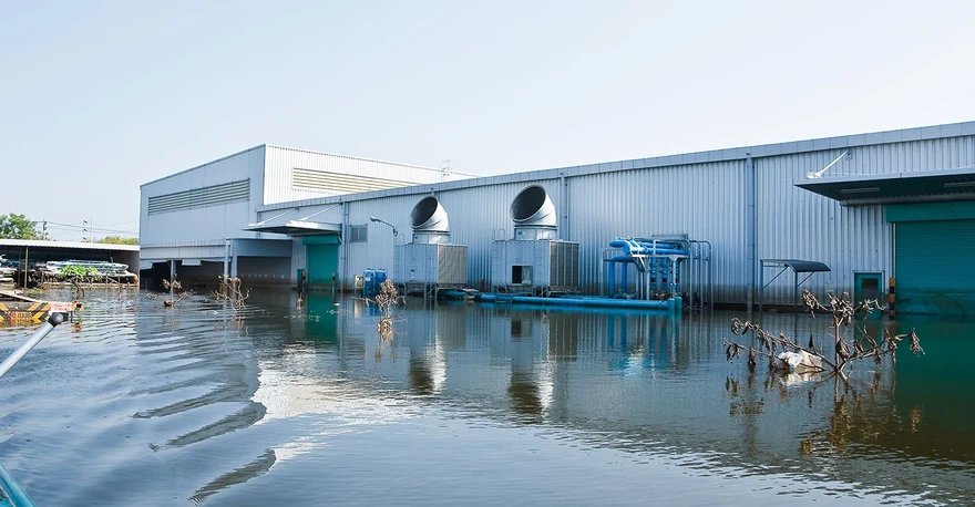 Inondation autour d'un bâtiment industriel