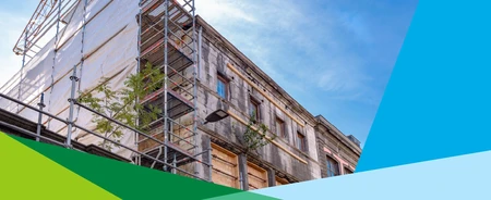 Immeuble d'habitation collectif vieillissant en travaux