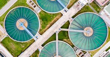 réservoir d'eau dans une station d'épuration, vue aérienne