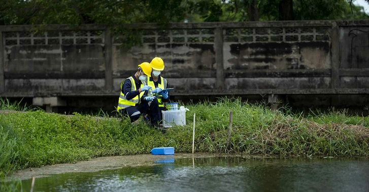 Prélèvement d'eau pour analyse