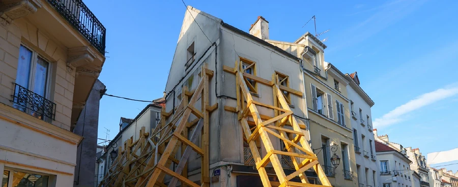 Immeuble d'habitation fragile avec renforts de structure pour prévenir le risque d'effondrement du bâtiment