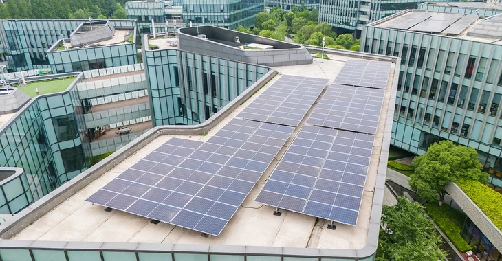 Panneaux photovoltaïques sur le toit d'un immeuble de bureaux