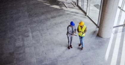 Un homme en costume et un ouvrier discutent